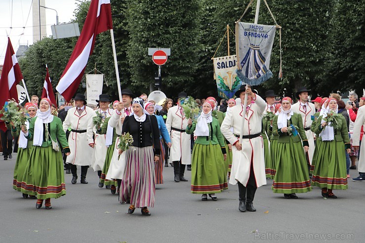 Dziesmu un deju svētku atklāšanas gājiens pulcē Rīgā visus Latvijas novadus (301-400) 226917