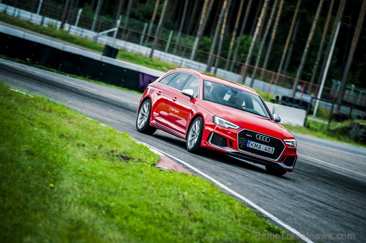 Travelnews.lv izmēģina Audi RS 3 un Audi RS 4 dinamiskās īpašības Biķernieku trasē