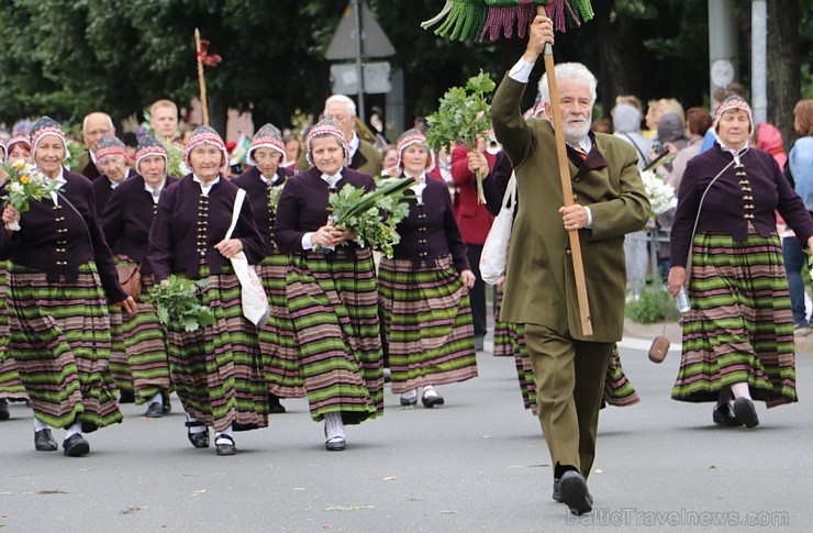 Dziesmu un deju svētku atklāšanas gājiens pulcē Rīgā visus Latvijas novadus (401-500)