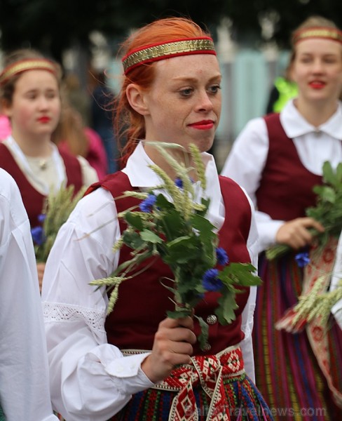 Dziesmu un deju svētku atklāšanas gājiens pulcē Rīgā visus Latvijas novadus (401-500)