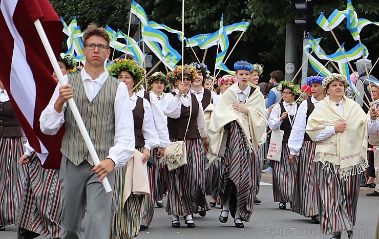 Dziesmu un deju svētku atklāšanas gājiens pulcē Rīgā visus Latvijas novadus (501-600)