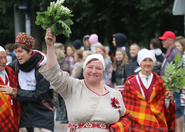 Dziesmu un deju svētku atklāšanas gājiens pulcē Rīgā visus Latvijas novadus (501-600)