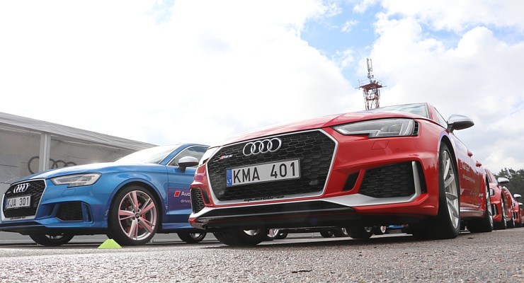 Travelnews.lv iespiež grīdā Audi RS3 un Audi RS4 akseleratora pedāli 
