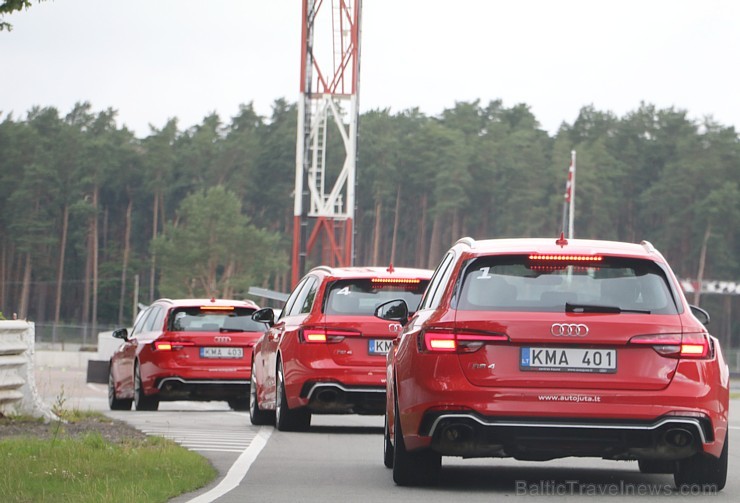Travelnews.lv iespiež grīdā Audi RS3 un Audi RS4 akseleratora pedāli 