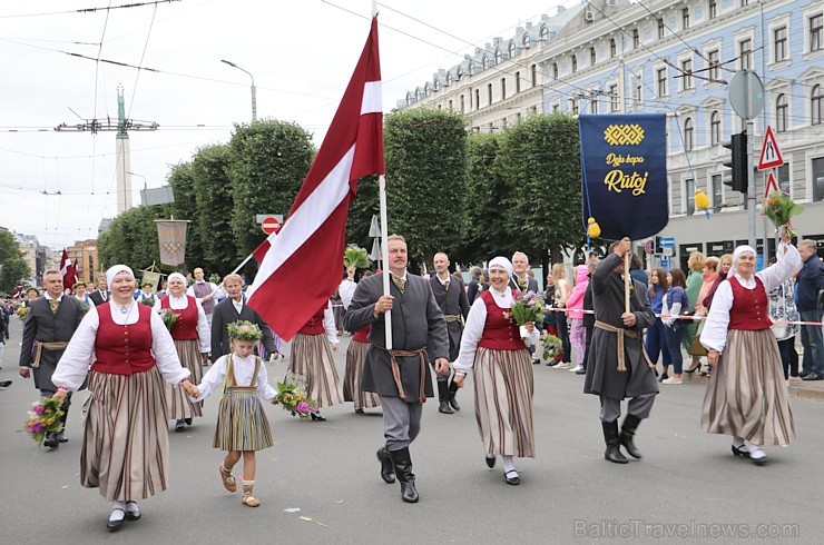 Dziesmu un deju svētku atklāšanas gājiens pulcē Rīgā visus Latvijas novadus (601-700)