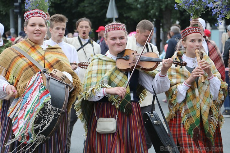 Dziesmu un deju svētku atklāšanas gājiens pulcē Rīgā visus Latvijas novadus (601-700)