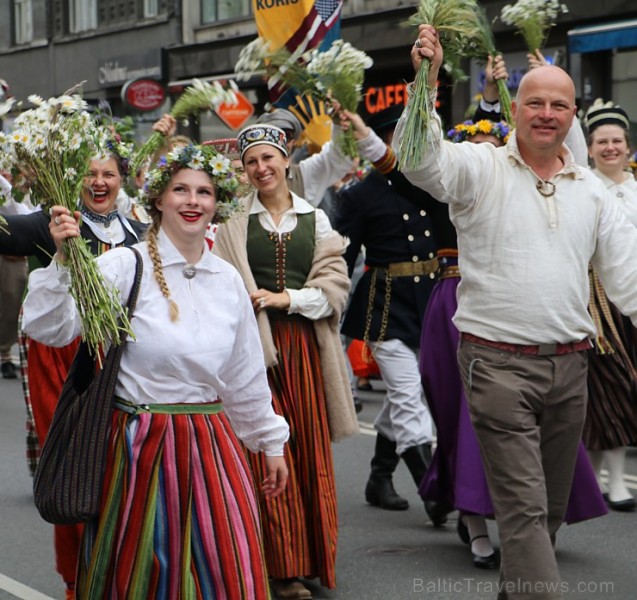 Dziesmu un deju svētku atklāšanas gājiens pulcē Rīgā visus Latvijas novadus (701-800)