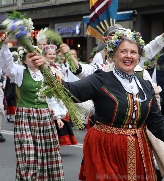 Dziesmu un deju svētku atklāšanas gājiens pulcē Rīgā visus Latvijas novadus (701-800)