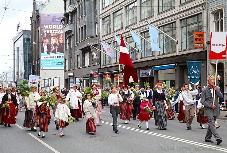 Dziesmu un deju svētku atklāšanas gājiens pulcē Rīgā visus Latvijas novadus (701-800)