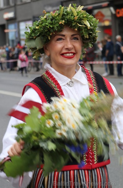Dziesmu un deju svētku atklāšanas gājiens pulcē Rīgā visus Latvijas novadus (701-800) 227443