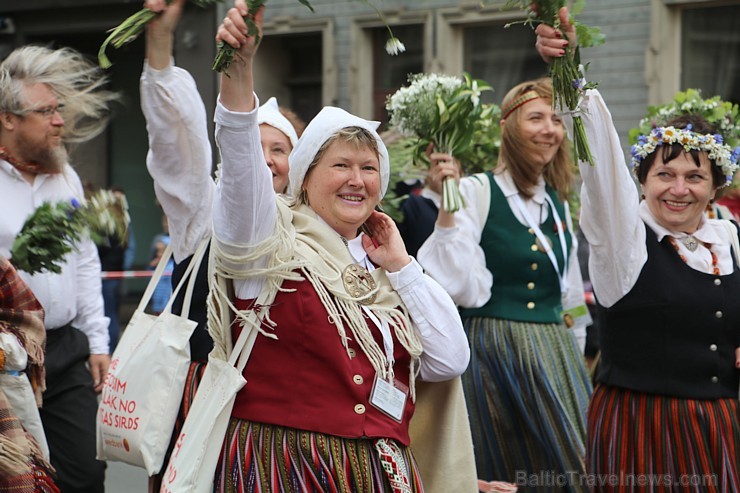 Dziesmu un deju svētku atklāšanas gājiens pulcē Rīgā visus Latvijas novadus (701-800)