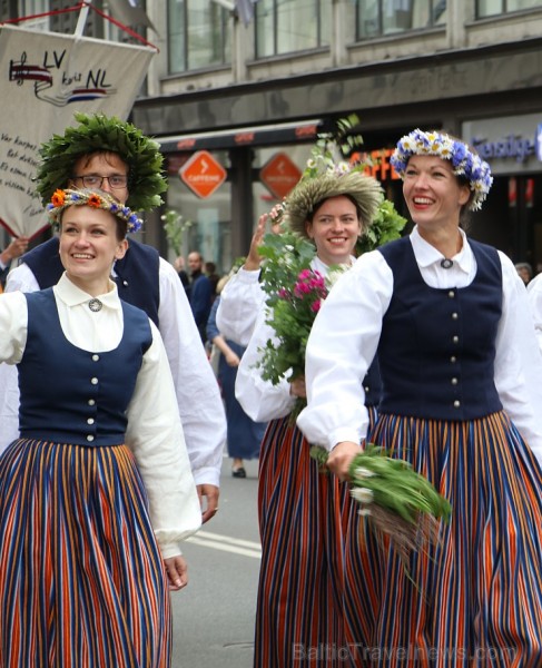 Dziesmu un deju svētku atklāšanas gājiens pulcē Rīgā visus Latvijas novadus (701-800)