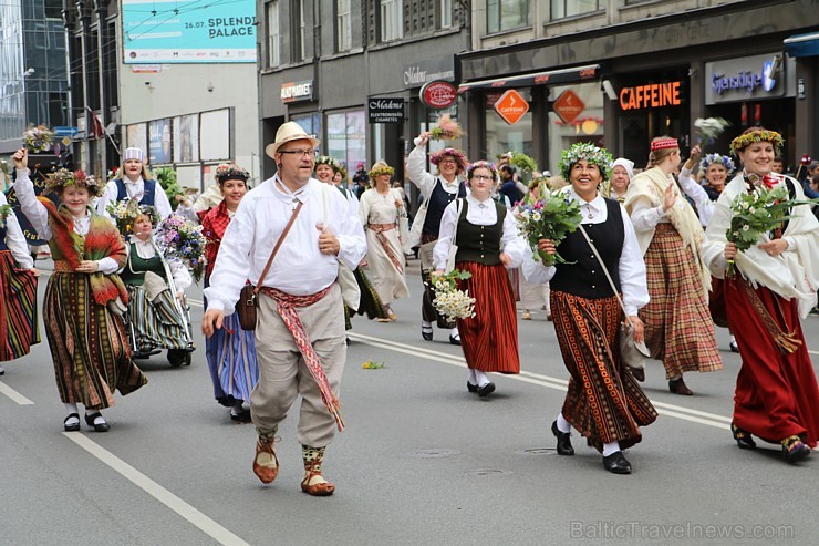 Dziesmu un deju svētku atklāšanas gājiens pulcē Rīgā visus Latvijas novadus (701-800)