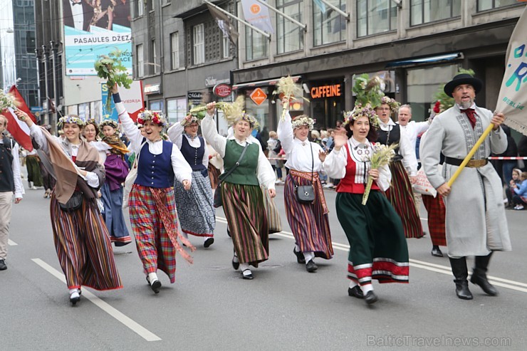 Dziesmu un deju svētku atklāšanas gājiens pulcē Rīgā visus Latvijas novadus (801-845)