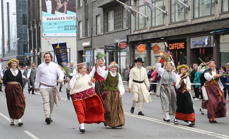 Dziesmu un deju svētku atklāšanas gājiens pulcē Rīgā visus Latvijas novadus (801-845)