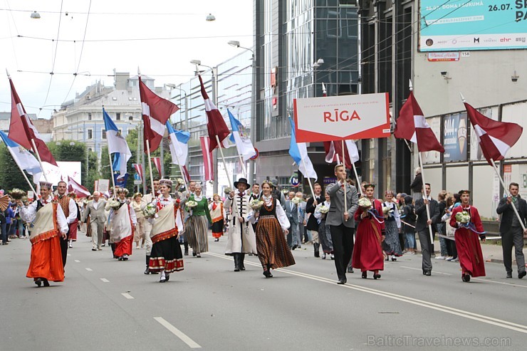 Dziesmu un deju svētku atklāšanas gājiens pulcē Rīgā visus Latvijas novadus (801-845)