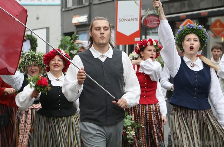 Dziesmu un deju svētku atklāšanas gājiens pulcē Rīgā visus Latvijas novadus (801-845)