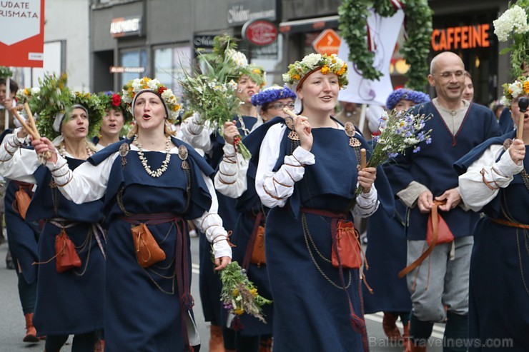 Dziesmu un deju svētku atklāšanas gājiens pulcē Rīgā visus Latvijas novadus (801-845) 227611