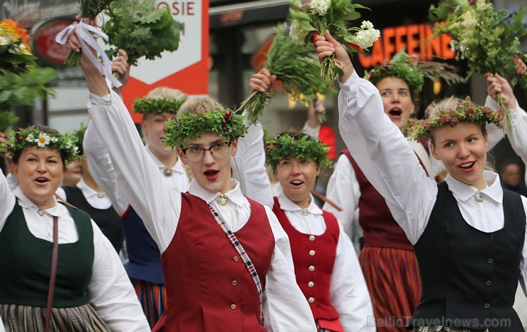 Dziesmu un deju svētku atklāšanas gājiens pulcē Rīgā visus Latvijas novadus (801-845) 227616