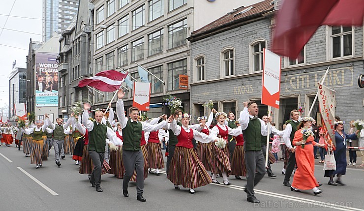 Dziesmu un deju svētku atklāšanas gājiens pulcē Rīgā visus Latvijas novadus (801-845)