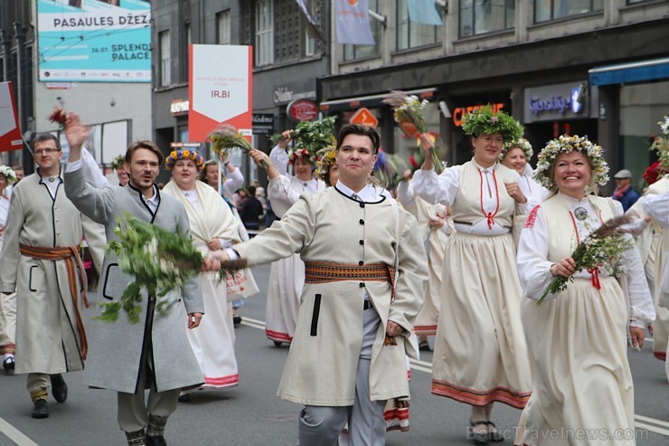 Dziesmu un deju svētku atklāšanas gājiens pulcē Rīgā visus Latvijas novadus (801-845)