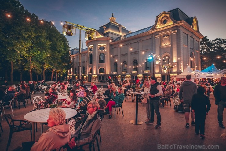 Rīgas centrā tiek baudīti Dziesmu svētki un izmeklēti ēdieni