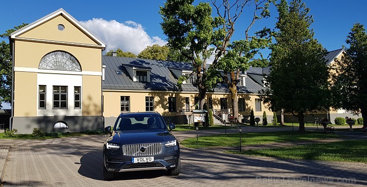 Travelnews.lv ar jauno «Volvo XC90» izbauda Skrundas muižas viesmīlību 227817