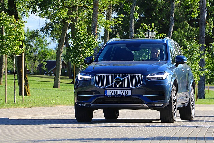Travelnews.lv ar jauno «Volvo XC90» izbauda Skrundas muižas viesmīlību