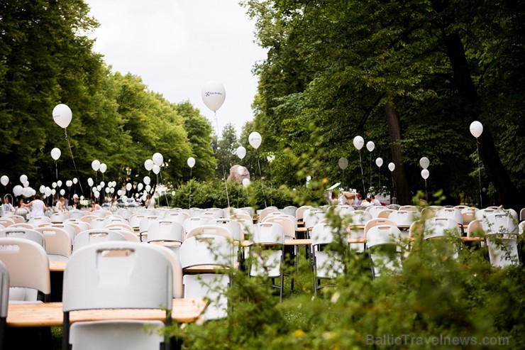 Jau ceturto gadu Rīgā notiek baltais pop-up pikniks «L’elegante Pop-Up Picnic»