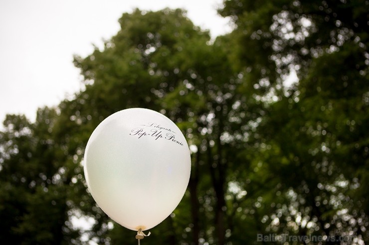 Jau ceturto gadu Rīgā notiek baltais pop-up pikniks «L’elegante Pop-Up Picnic»