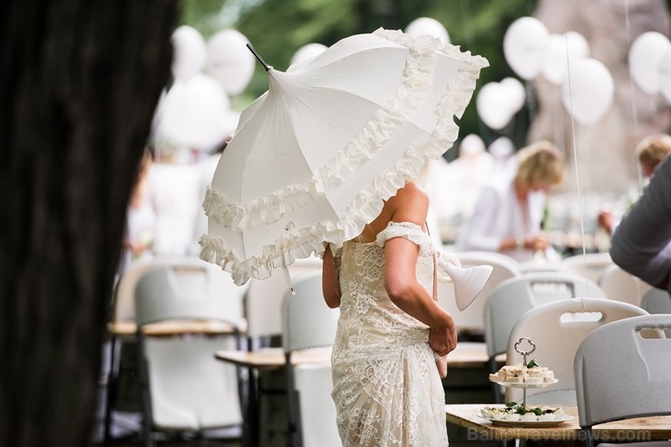 Jau ceturto gadu Rīgā notiek baltais pop-up pikniks «L’elegante Pop-Up Picnic»