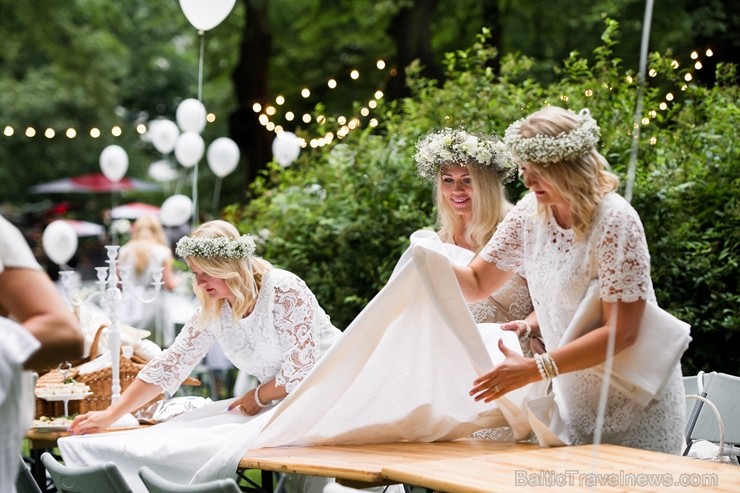 Jau ceturto gadu Rīgā notiek baltais pop-up pikniks «L’elegante Pop-Up Picnic»