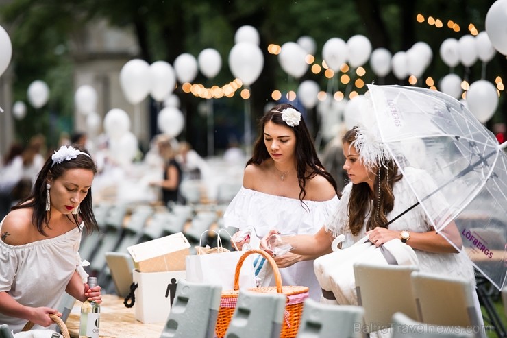 Jau ceturto gadu Rīgā notiek baltais pop-up pikniks «L’elegante Pop-Up Picnic»