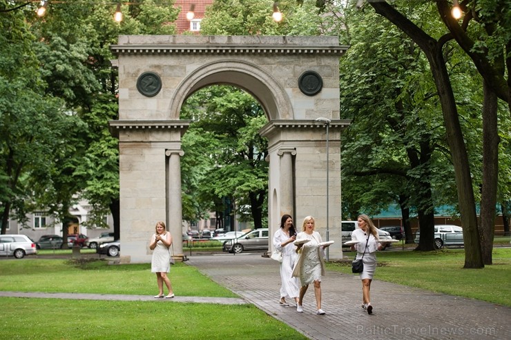 Jau ceturto gadu Rīgā notiek baltais pop-up pikniks «L’elegante Pop-Up Picnic»