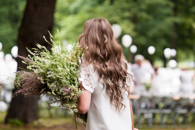 Jau ceturto gadu Rīgā notiek baltais pop-up pikniks «L’elegante Pop-Up Picnic»