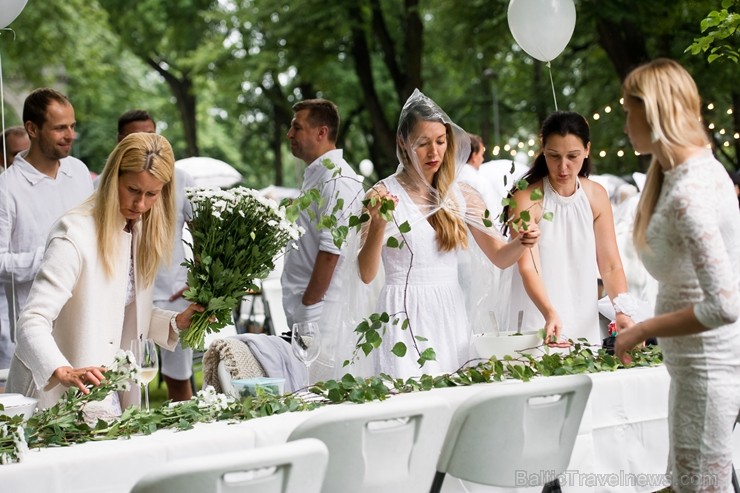 Jau ceturto gadu Rīgā notiek baltais pop-up pikniks «L’elegante Pop-Up Picnic»