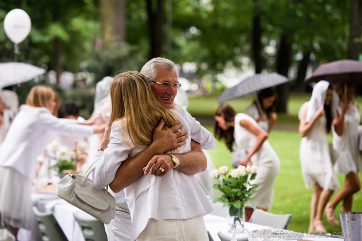 Jau ceturto gadu Rīgā notiek baltais pop-up pikniks «L’elegante Pop-Up Picnic»