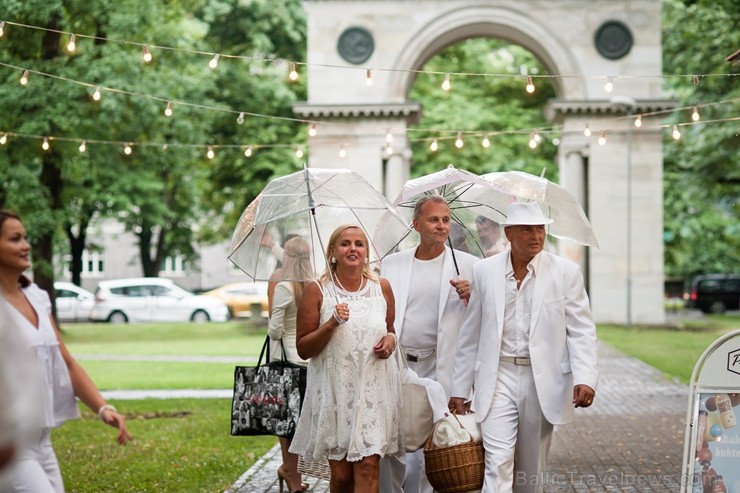 Jau ceturto gadu Rīgā notiek baltais pop-up pikniks «L’elegante Pop-Up Picnic»