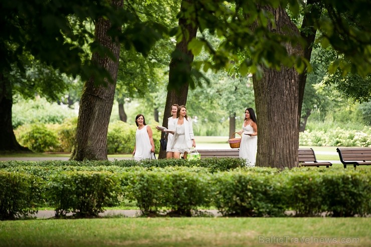 Jau ceturto gadu Rīgā notiek baltais pop-up pikniks «L’elegante Pop-Up Picnic» 227902