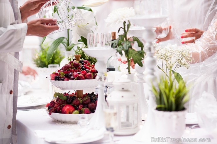 Jau ceturto gadu Rīgā notiek baltais pop-up pikniks «L’elegante Pop-Up Picnic»