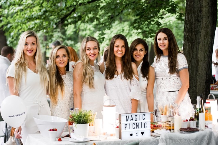 Jau ceturto gadu Rīgā notiek baltais pop-up pikniks «L’elegante Pop-Up Picnic»