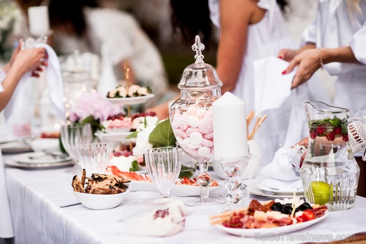 Jau ceturto gadu Rīgā notiek baltais pop-up pikniks «L’elegante Pop-Up Picnic»