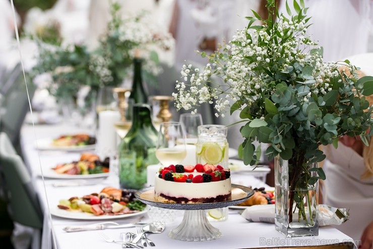 Jau ceturto gadu Rīgā notiek baltais pop-up pikniks «L’elegante Pop-Up Picnic»