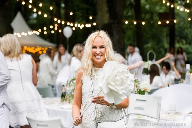 Jau ceturto gadu Rīgā notiek baltais pop-up pikniks «L’elegante Pop-Up Picnic»