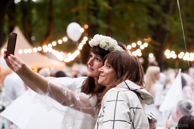 Jau ceturto gadu Rīgā notiek baltais pop-up pikniks «L’elegante Pop-Up Picnic»