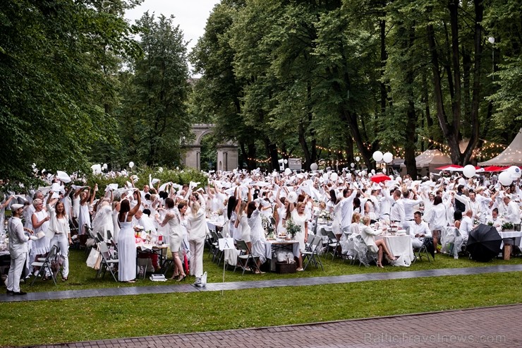 Jau ceturto gadu Rīgā notiek baltais pop-up pikniks «L’elegante Pop-Up Picnic» 227925