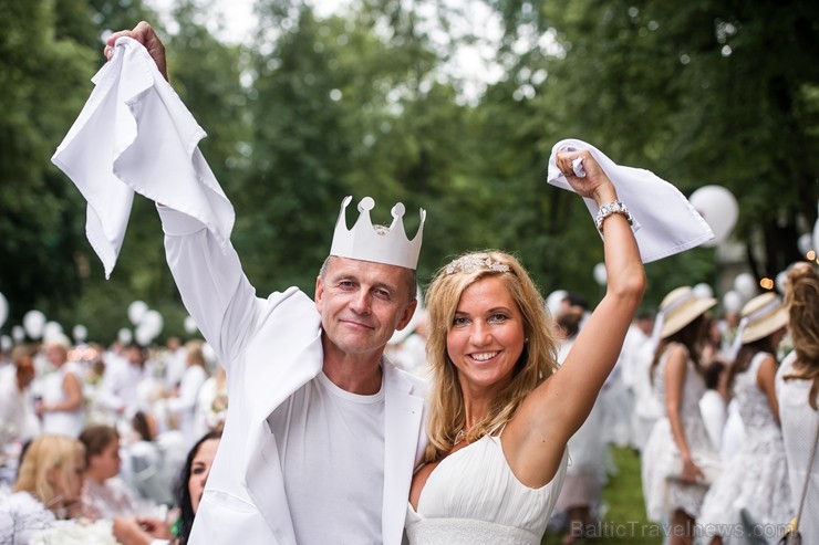 Jau ceturto gadu Rīgā notiek baltais pop-up pikniks «L’elegante Pop-Up Picnic»