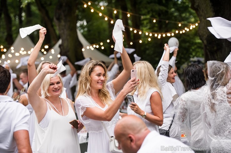 Jau ceturto gadu Rīgā notiek baltais pop-up pikniks «L’elegante Pop-Up Picnic»