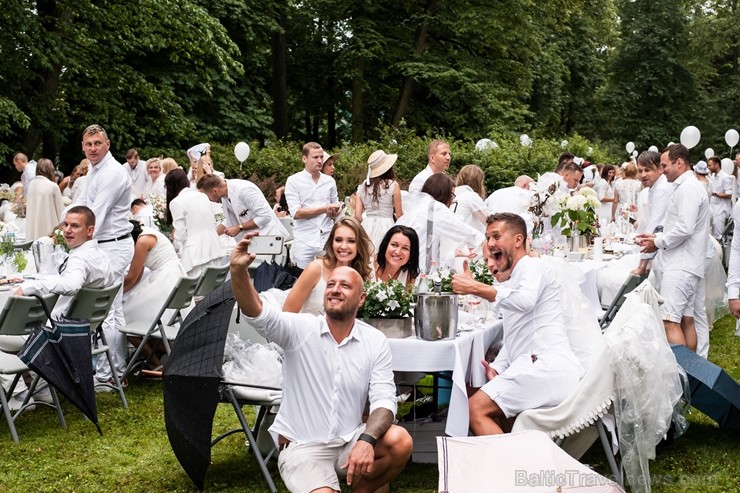 Jau ceturto gadu Rīgā notiek baltais pop-up pikniks «L’elegante Pop-Up Picnic»