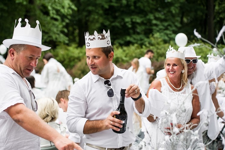 Jau ceturto gadu Rīgā notiek baltais pop-up pikniks «L’elegante Pop-Up Picnic»